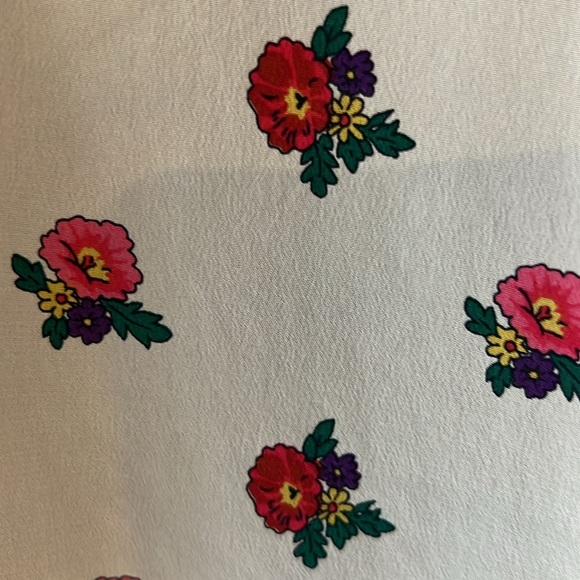 Equipment 100% silk blouse with floral print and front pockets. Size S. EUC - Picture 4 of 7